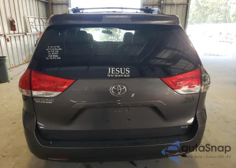 2011 Toyota Sienna Xle z USA, uszkodzony, nr VIN 5TDYK3DC9BS074181